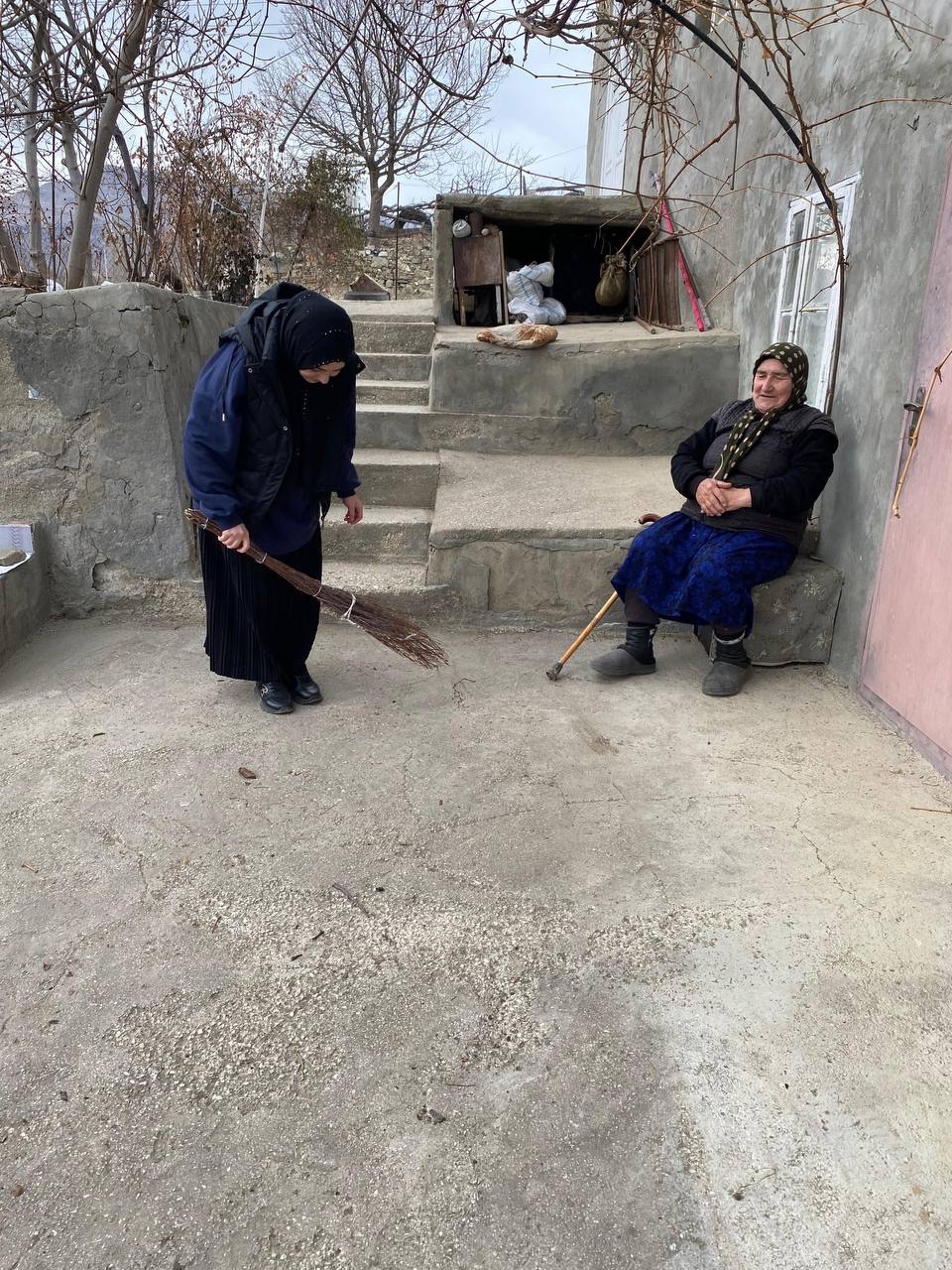 Социальный работник социального обслуживания на дому отделения № 2 Магомедова Айишат селении Аргвани оказывает социально-бытовую услугу, своим подопечным с целью оказания социальных услуг.